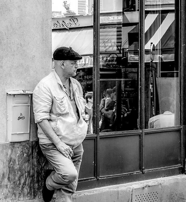 A man smoking in Montmartre, an attempt at black and white street photography